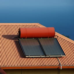 Un chauffe eau solaire sur un toit 
