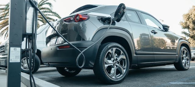voiture électrique qui charge