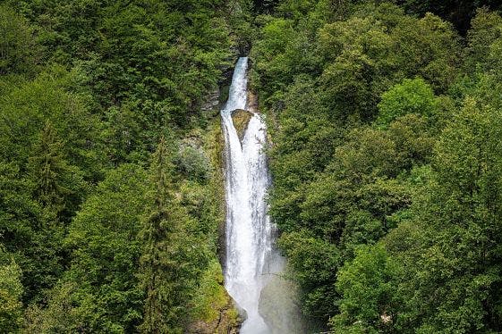 Photo de la cascade de l'Ugine et de la centrale de La Motte en Haute-Savoie
