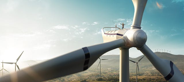 Un homme se tenant debout sur une éolienne