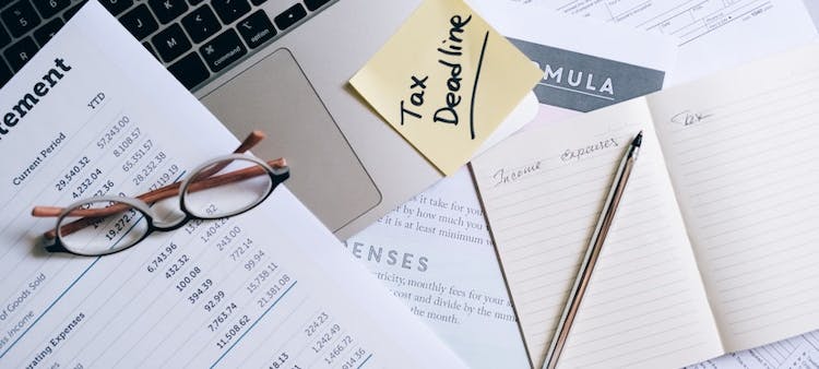 fiches d'impot avec lunettes et stylo