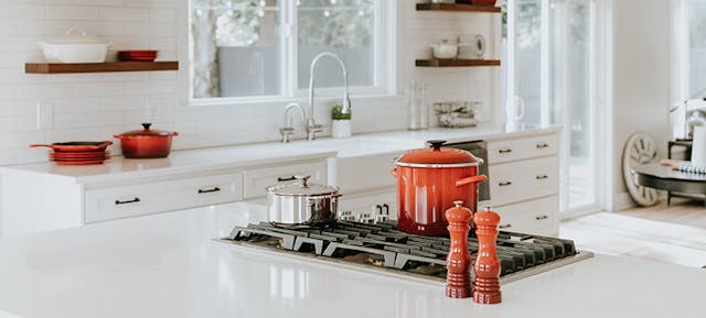 Cuisine aménagée avec des appareils de cuisson