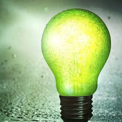 Une ampoule éclairée à l'ammoniac vert.