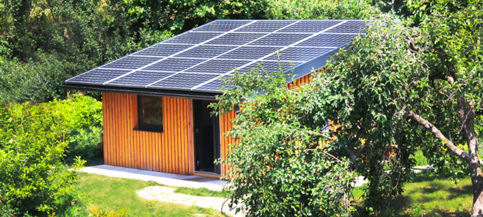 Le studio de jardin avec des panneaux solaires de Christian pour accueillir ses invités