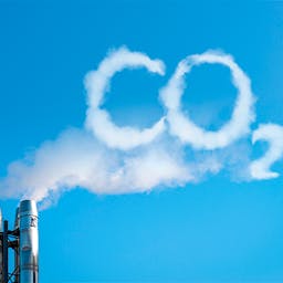 Une usine ayant des émissions de dioxyde de carbone