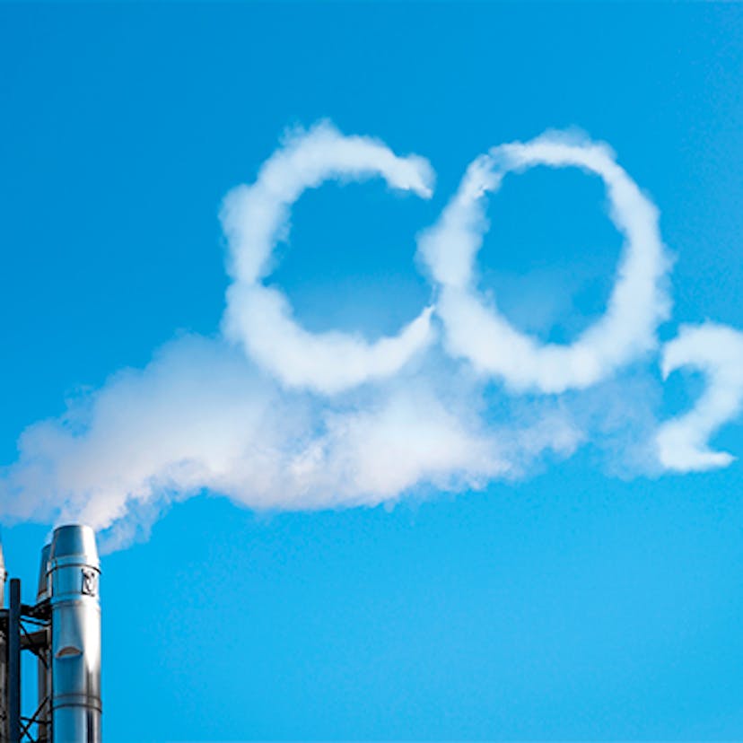 Une usine ayant des émissions de dioxyde de carbone