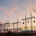 Une centrale électrique avec de nombreuses lignes haute tension