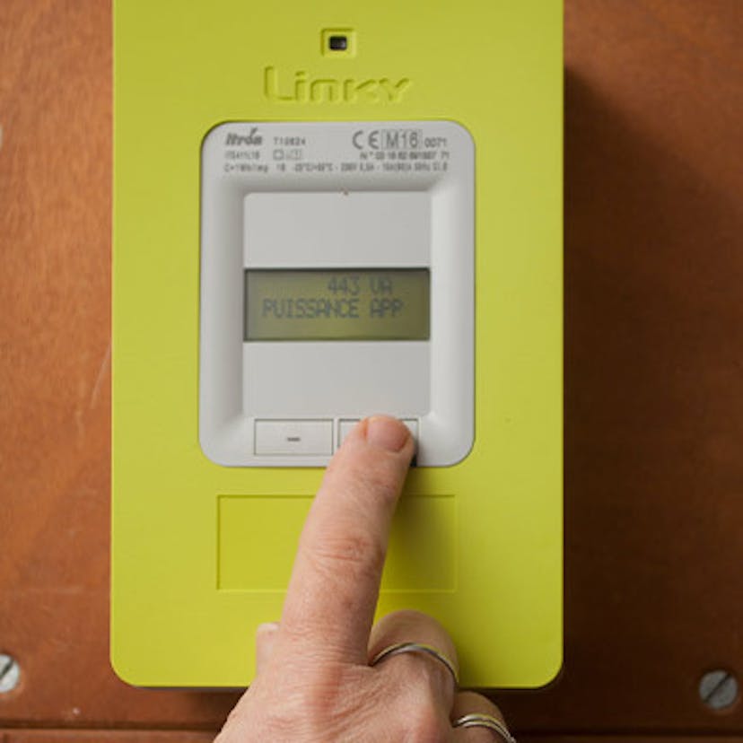 Une personne en train chercher une référence sur son compteur Linky
