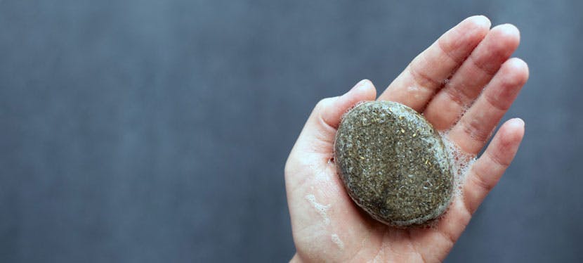 DIY : Recette simple de shampoing solide, écologique et comment l’adapter à vos cheveux