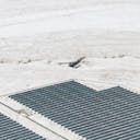 Champs de panneaux solaires sur neige