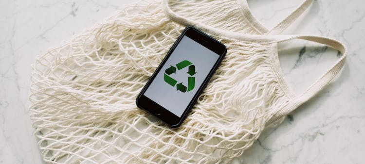 Smartphone écran recyclage panier de courses