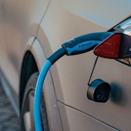 Voiture électrique en chargement