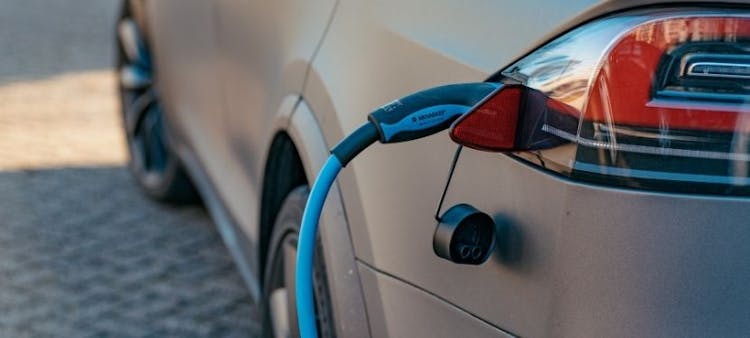 Voiture électrique en chargement