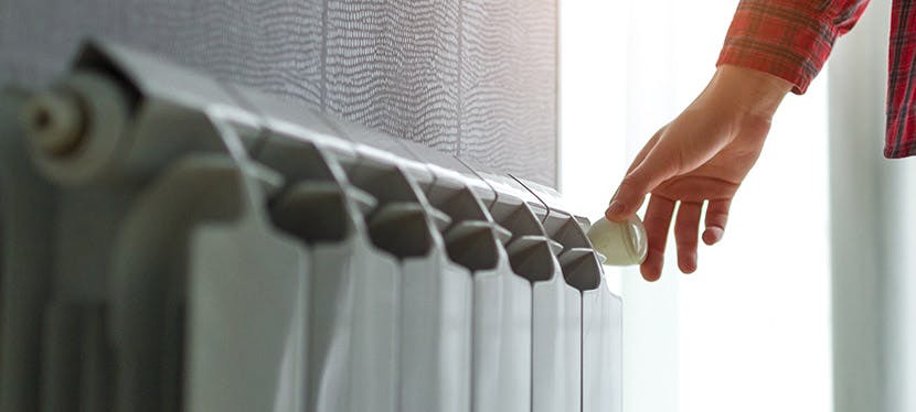 Une personne baissant un radiateur