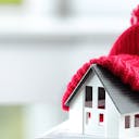Maquette d'une maison sous un bonnet : isolation de votre maison