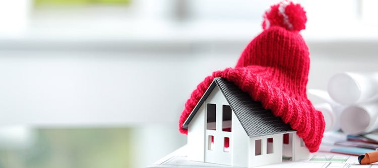 Maquette d'une maison sous un bonnet : isolation de votre maison