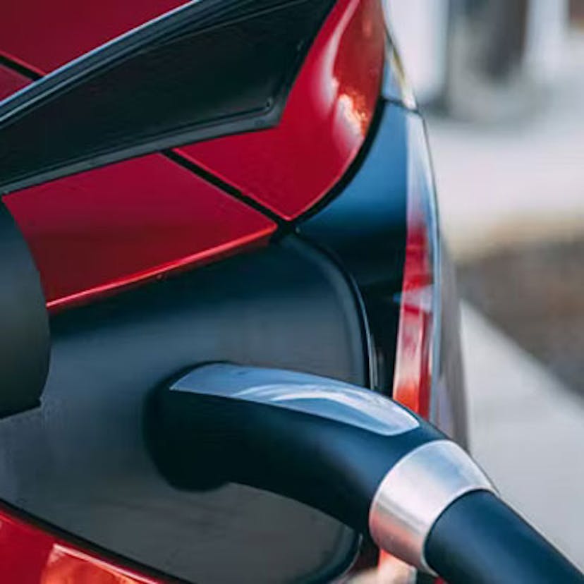 voiture rouge électrique en recharge