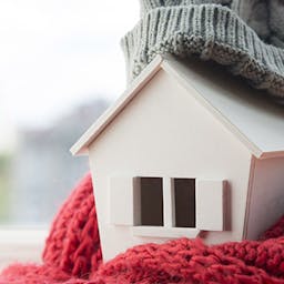 Une maison avec une écharpe et un bonnet