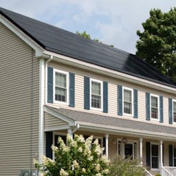 Maison avec des panneaux solaires sur le toit