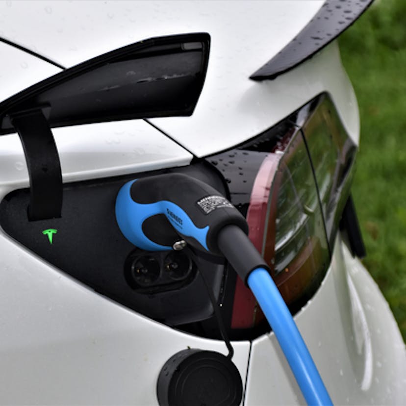 Voiture électrique en chargement