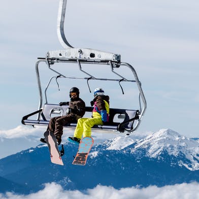 Les remontées mécaniques participent de l'empreinte carbone du ski, une activité énergivore