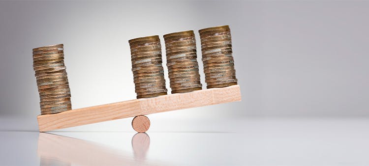 Des pièces de monnaie sur un bout de bois pour chèque énergie