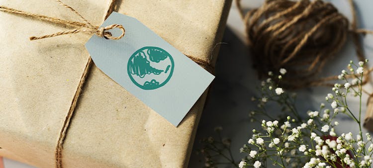 Cadeau avec une étiquette Terre