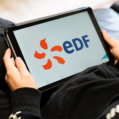 Une personne qui consulte le site EDF sur sa tablette