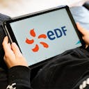 Une personne qui consulte le site EDF sur sa tablette