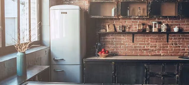 Comment faire des économies d'énergie avec son réfrigérateur ? illustration par un réfrigérateur vintage.