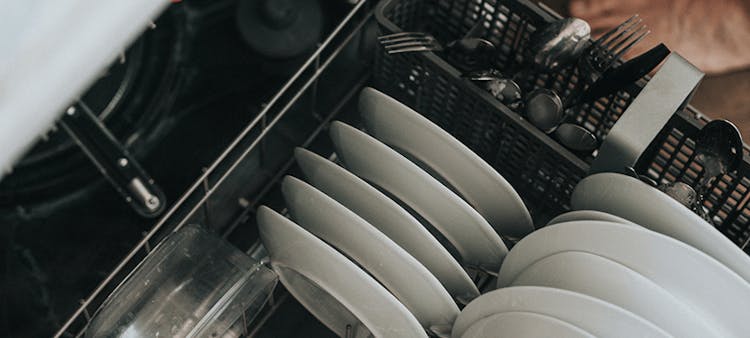 assiettes dans un lave vaisselle