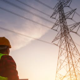 Technicien qui regarde le réseau de transport d'électricité