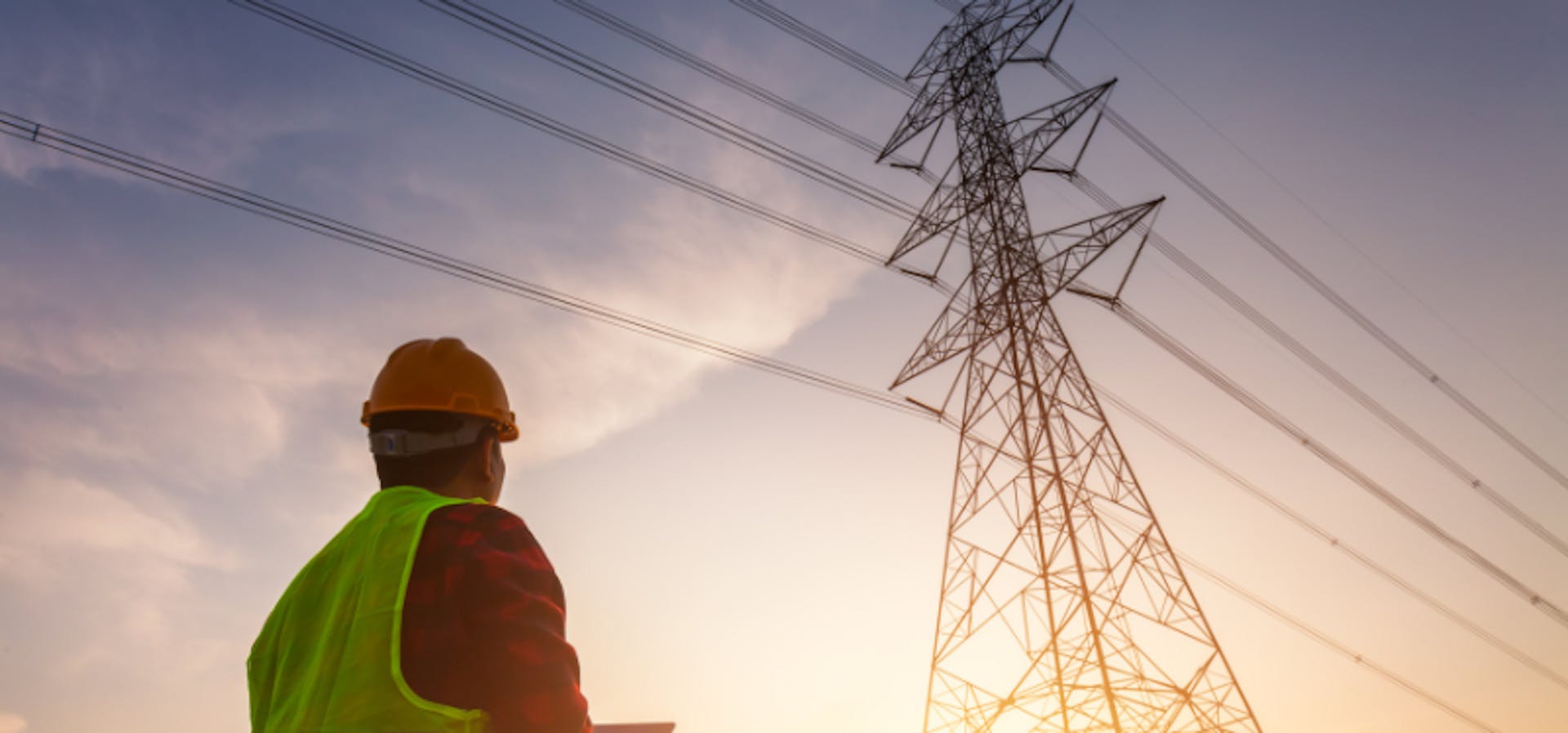 Technicien qui regarde le réseau de transport d'électricité