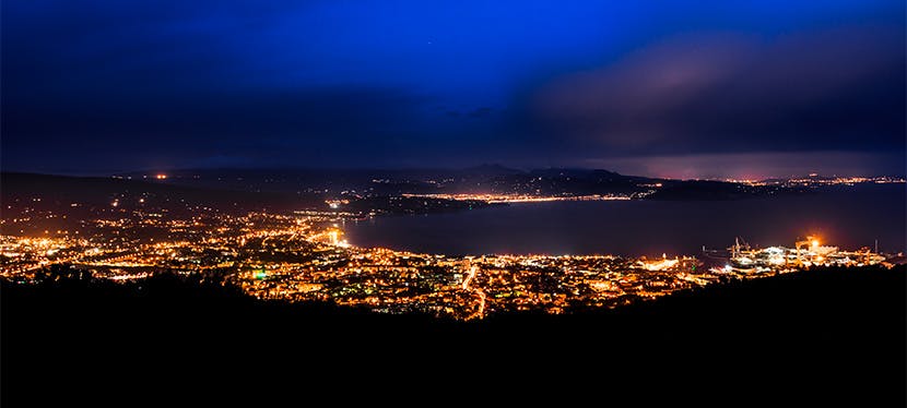 Une ville illuminée dans la nuit : la pollution lumineuse