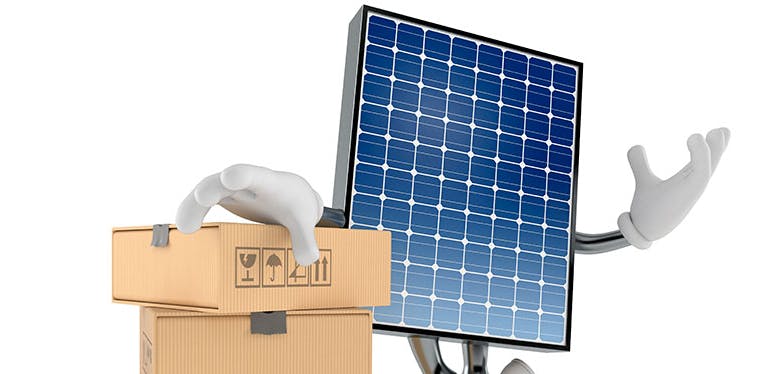 un panneau solaire sur un carton prêt pour un déménagement