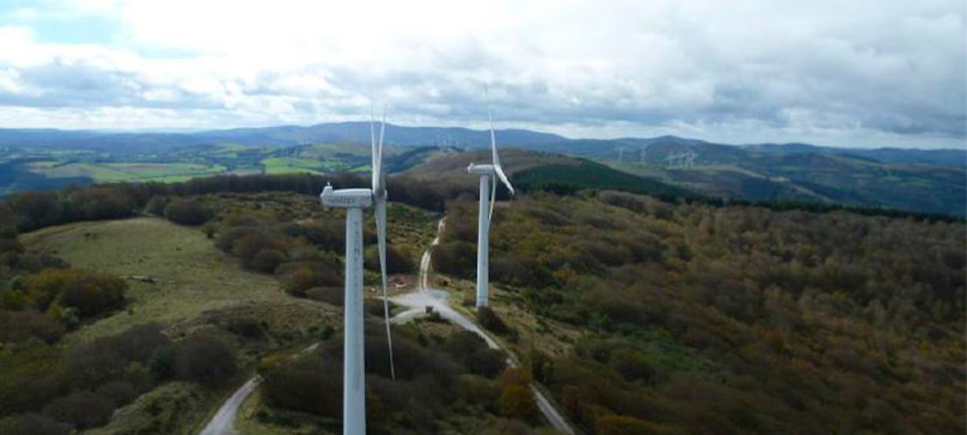 Les éoliennes de la centrale de Merdelou (Occitanie) vues du ciel.