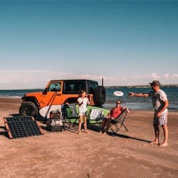 Famille à la plage avec un kit nomade