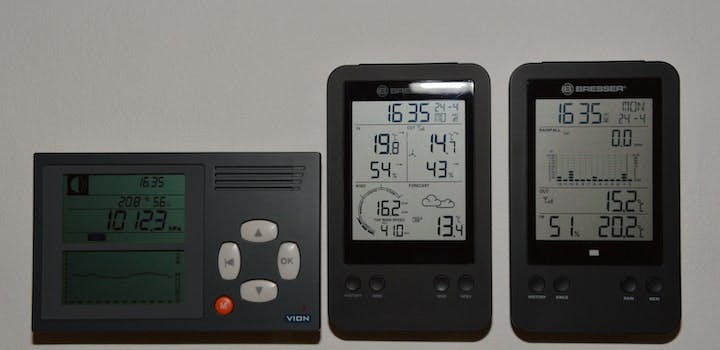 trois thermomètres connectés noirs sur fond blanc