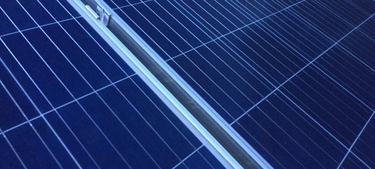 Panneaux solaires autonomes qui produisent de l'électricité