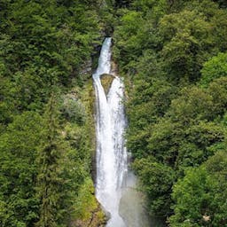 Photo de la cascade de l'Ugine et de la centrale de La Motte en Haute-Savoie