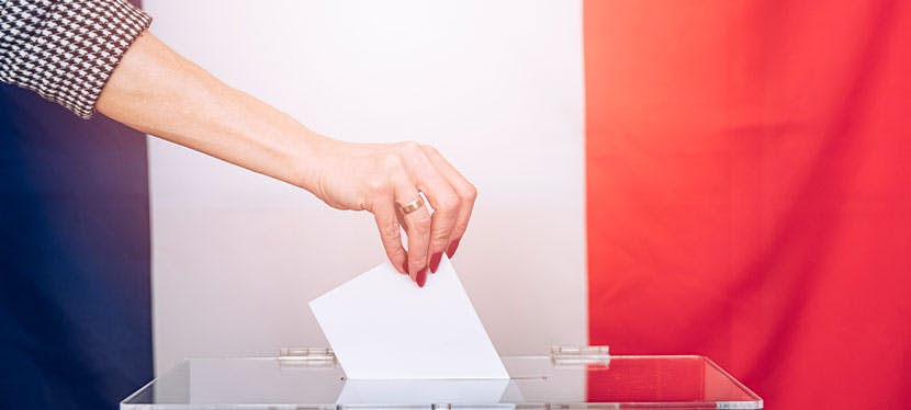 Une personne qui vote pour les élections présidentielles