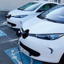 Des voitures électriques en chargement en France