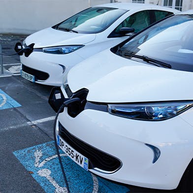 Des voitures électriques en chargement en France