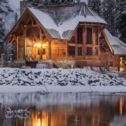 une maison sous la neige en hiver
