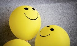 Des smileys sur des ballons jaune