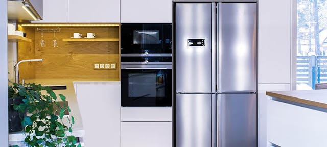 Un réfrigérateur dans une cuisine