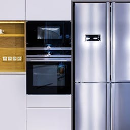Un réfrigérateur dans une cuisine