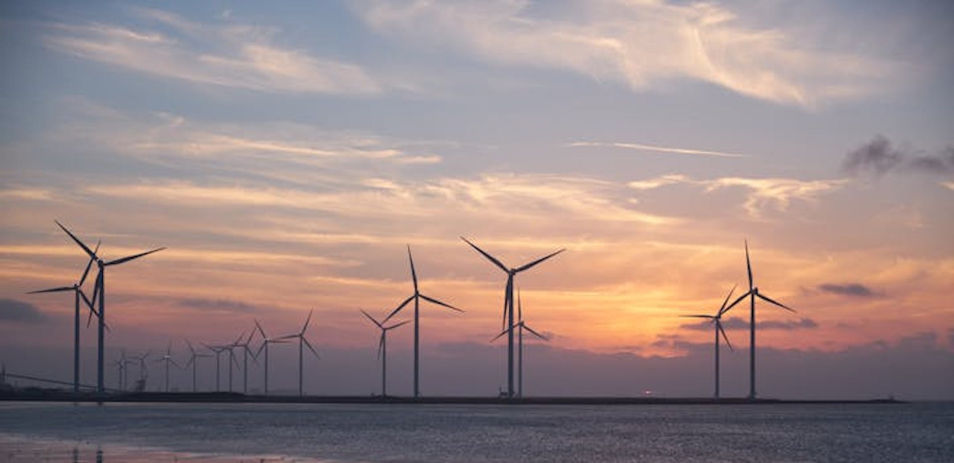 Eoliennes mises en place pour développer les énergies renouvelables dans le cadre de la SNBC