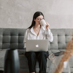 Femme qui cherche sur son ordinateur un abonnement unique pour le gaz et l'électricité