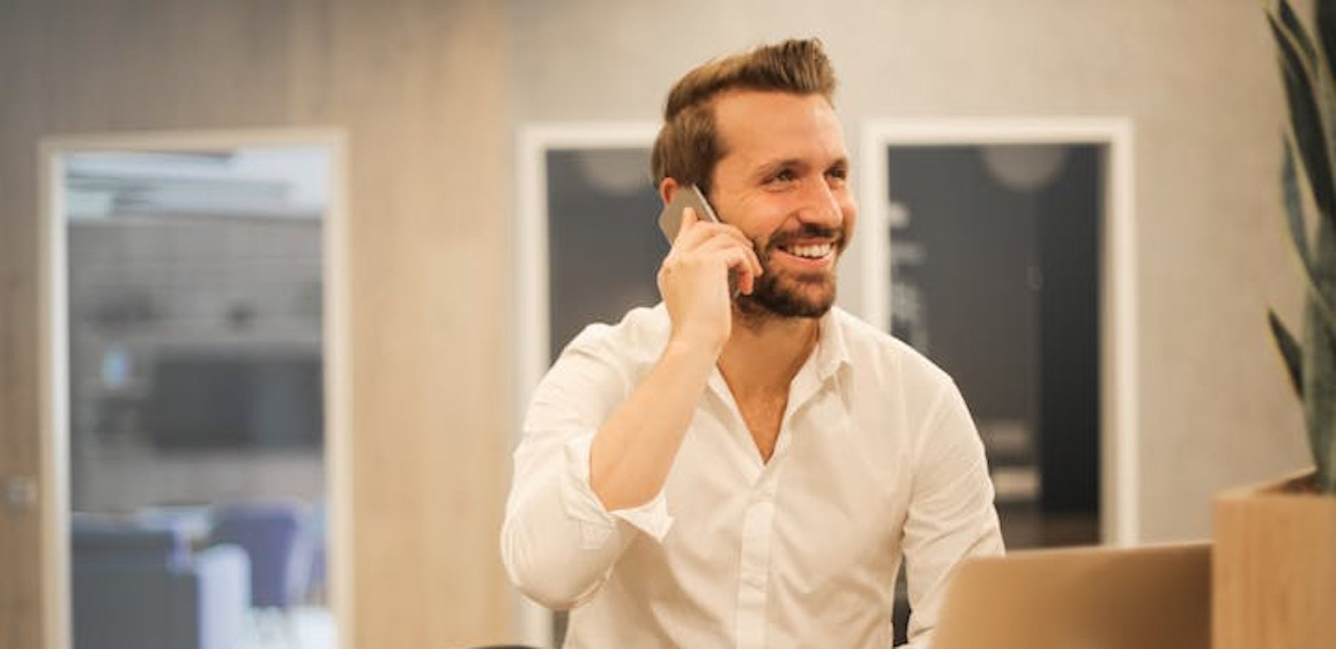 Professionnel qui souscrit un abonnement d'électricité au téléphone